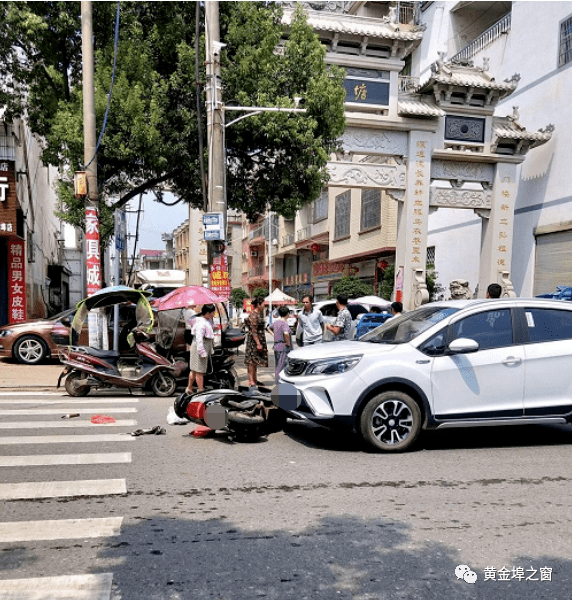 今天中午黄金埠塘背徐家门口发生车祸