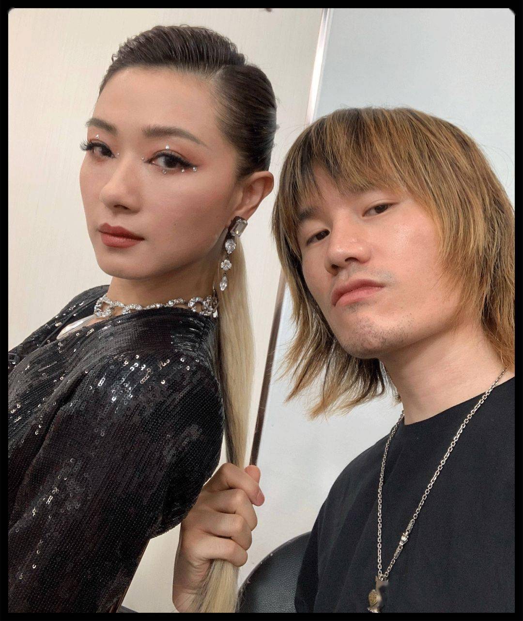 按摩|剪烂3w块衣服，差点按歪我的玻尿酸…万茜化妆师绝了！