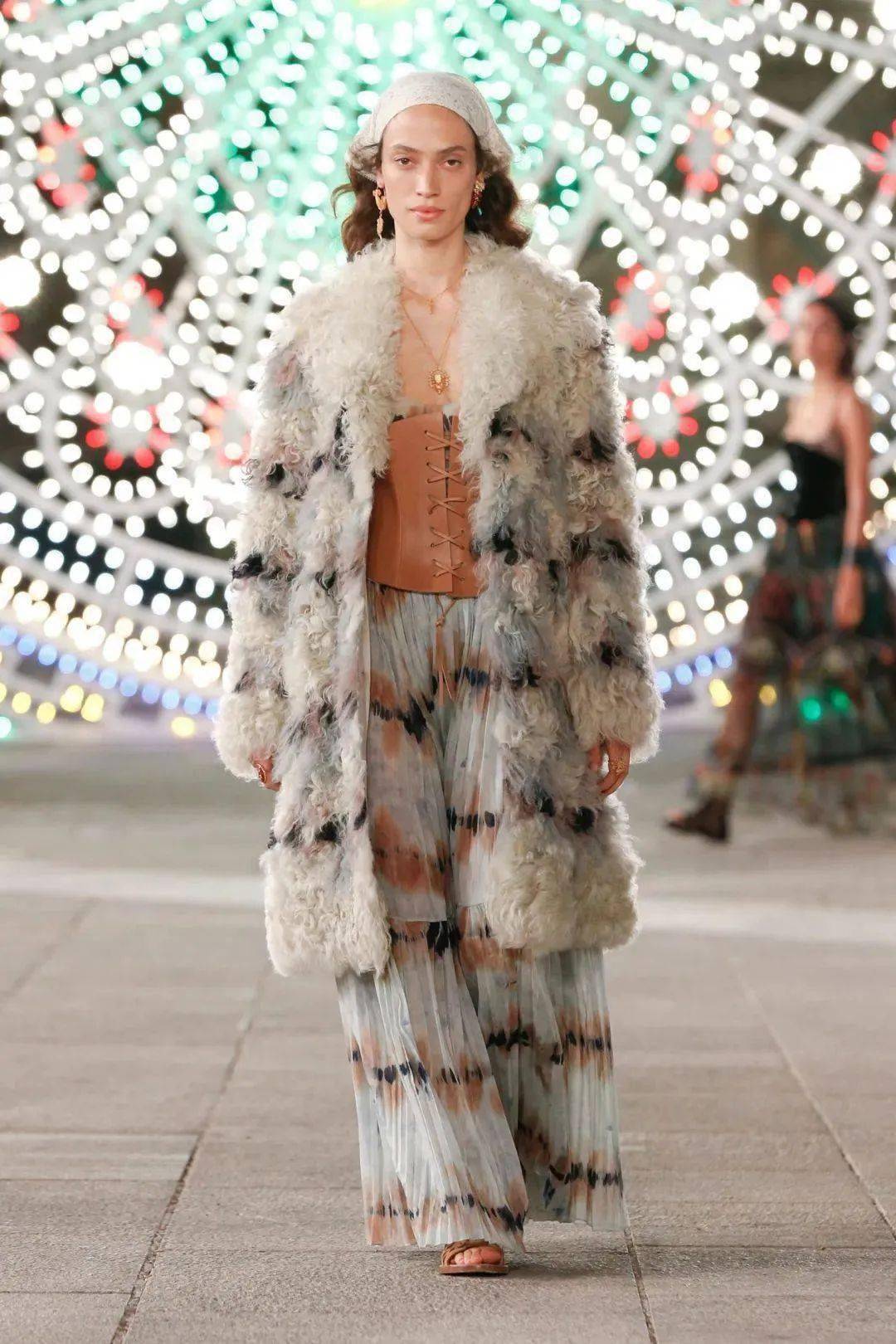 范丞丞|扎染元素回潮，王俊凯 范丞丞 Jennie 从舞台上到日常里都有它的身影