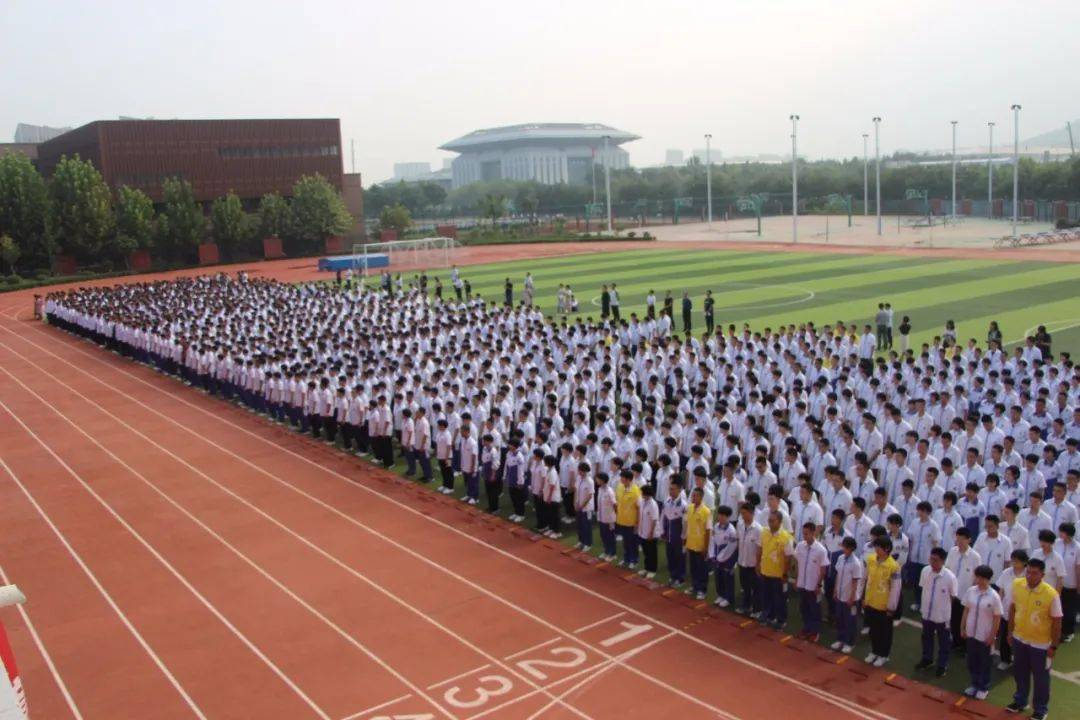 济南中学唐冶校区举行背负理想青云直上主题开学典礼
