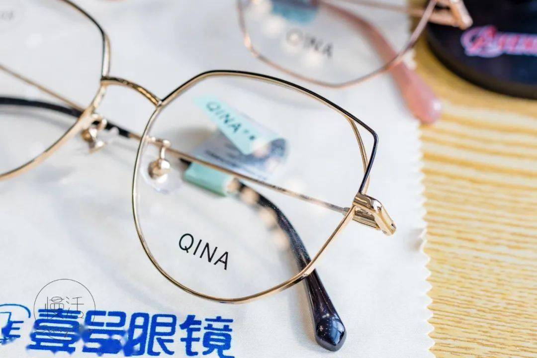 镜片|99元配防蓝光镜，告别“土黑框”和“啤酒瓶底”，高度近视应该这样挑眼镜！