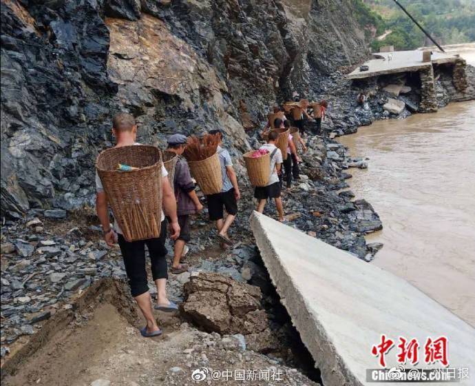 背篓|感动！ 山体滑坡后家长背背篓翻山路送教材