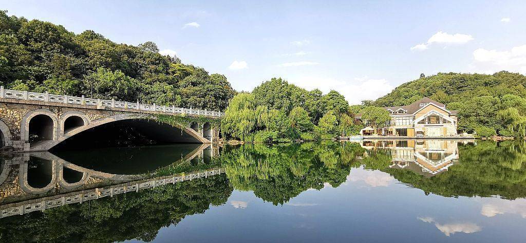 杭州半山国家森林公园水清岸绿景色美