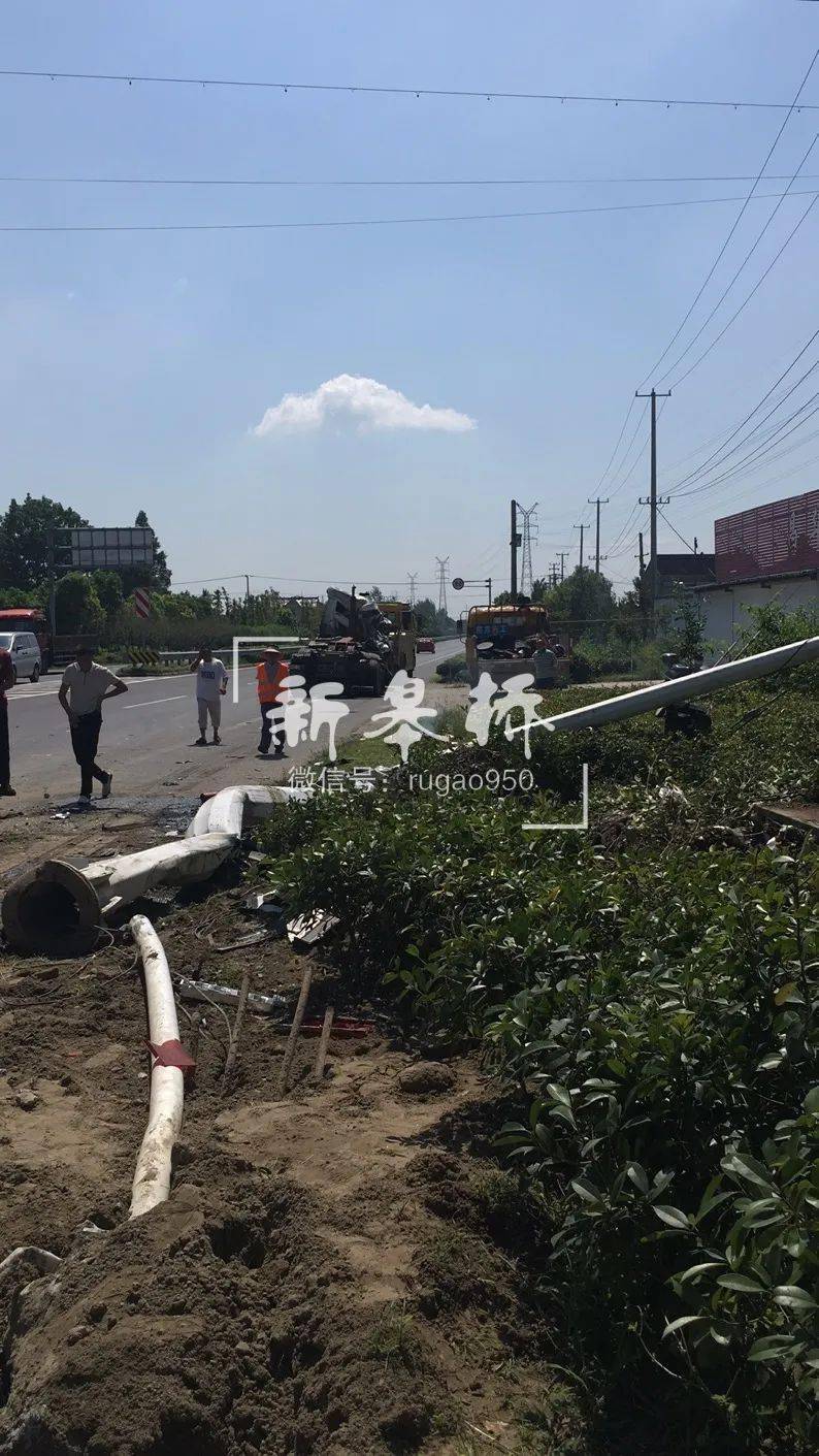 如皋一交叉路口发生一起交通事故,货车当场报废