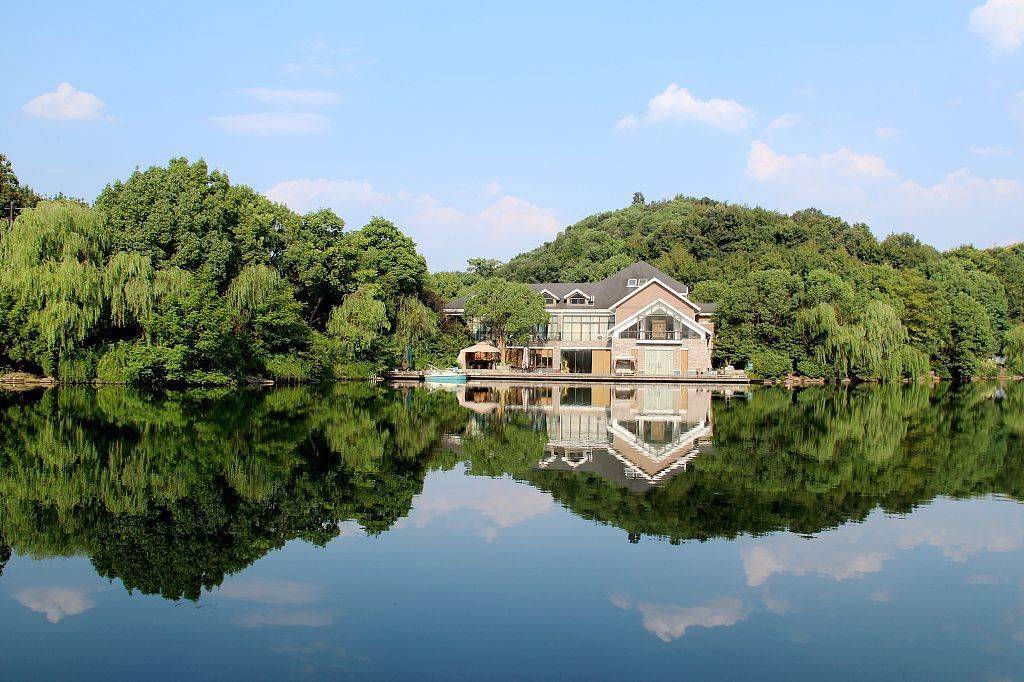 杭州半山国家森林公园水清岸绿景色美