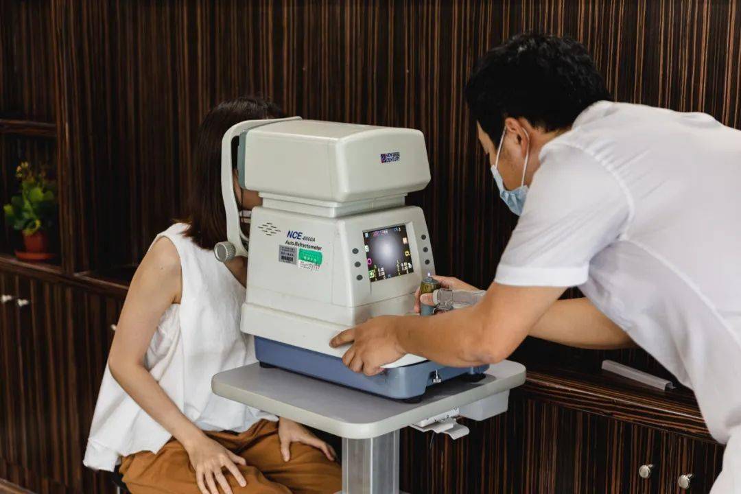 镜片|99元配防蓝光镜，告别“土黑框”和“啤酒瓶底”，高度近视应该这样挑眼镜！