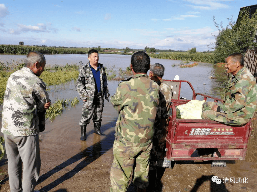 柳河县圣水镇纪检监察干部在圣水镇永兴村监督检查村里危险路段管护