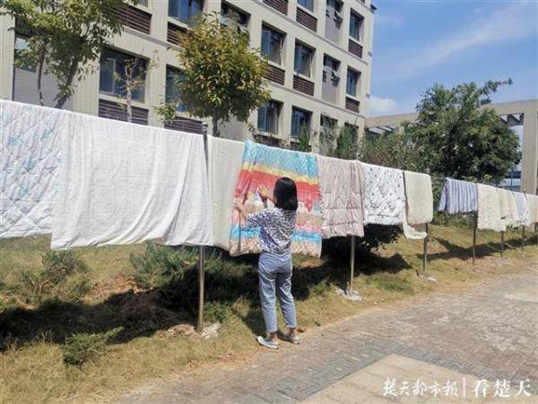 武汉|暖心横幅挂满校园，武汉学院像迎接新生一样欢迎老生返校！