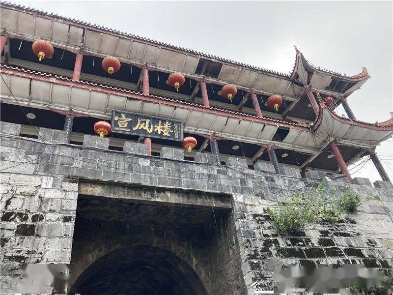 原名宣风雪霁楼, 坐落 在都梁路的 济川门(老南门)城墙上,是古代观赏