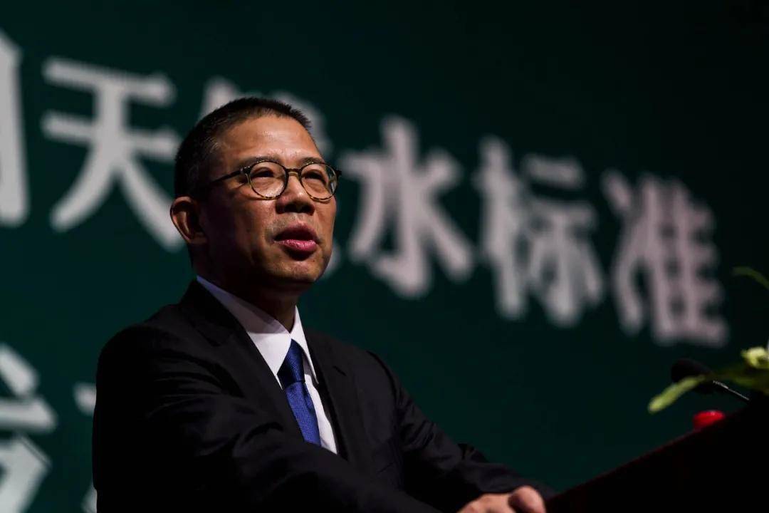 港元|农夫山泉上市半天高开低走，创始人只当了半小时首富！上市前突击分红96亿惹争议……