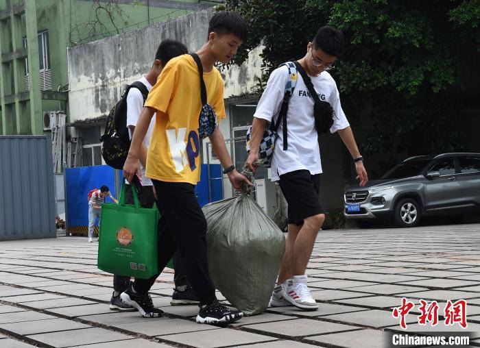 重庆大学快递“爆仓”包裹堆积如山