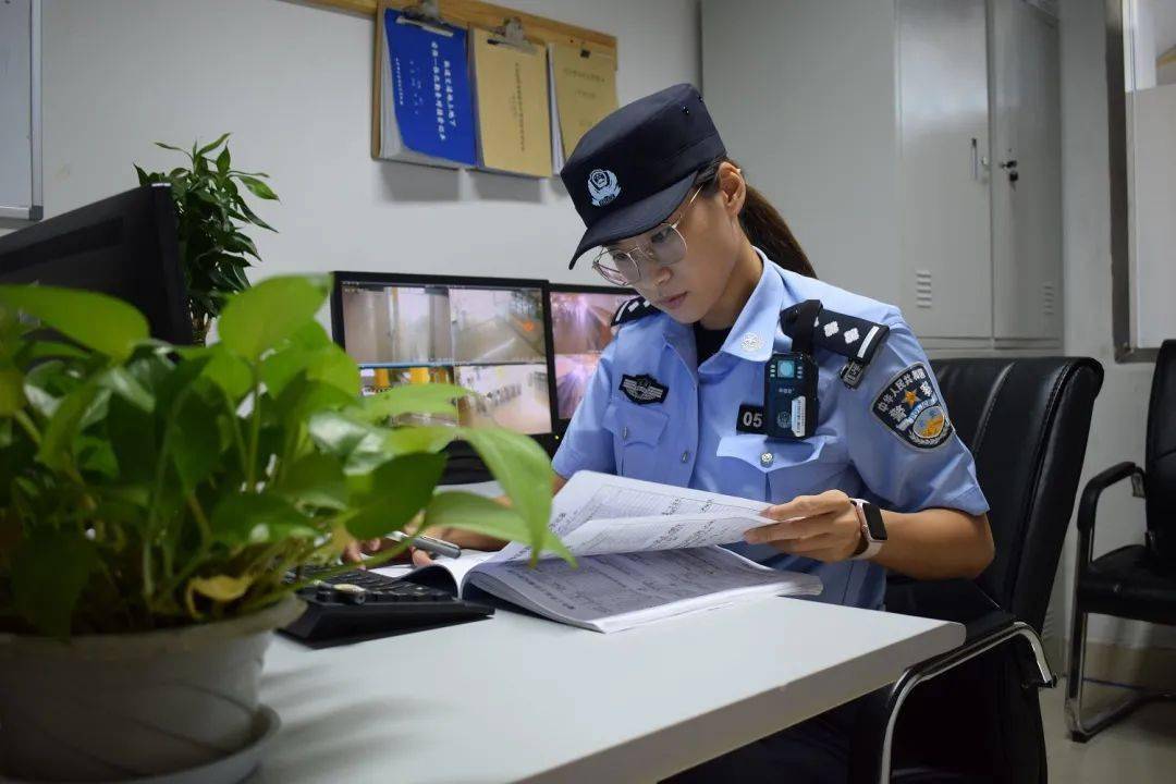 在北京地铁里,英姿飒爽的公交女警既如同男警一样开展巡逻盘查,在爱民