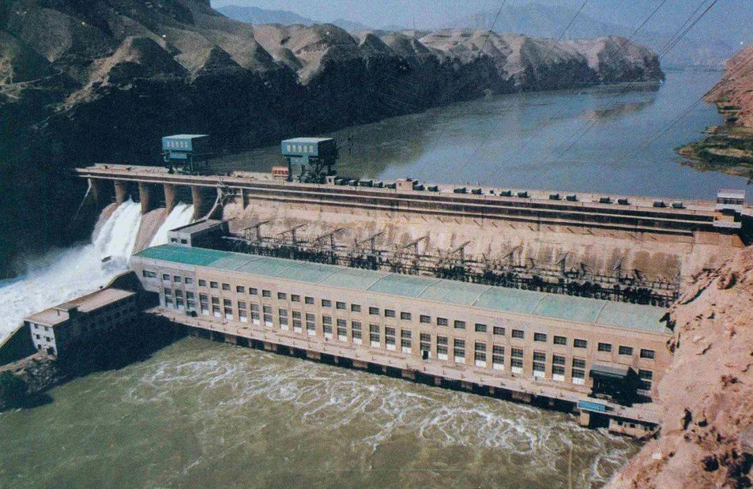 这是黄河上游第一座水电站.