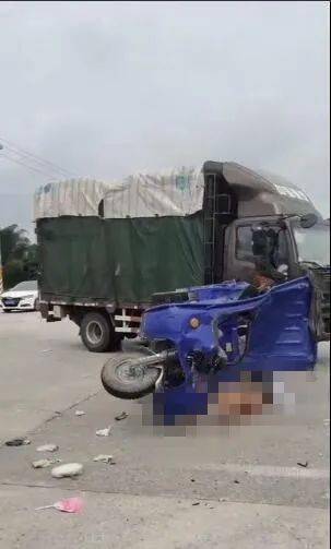 揭西一路口发生车祸,殡仪馆车也在现场……_高速路口