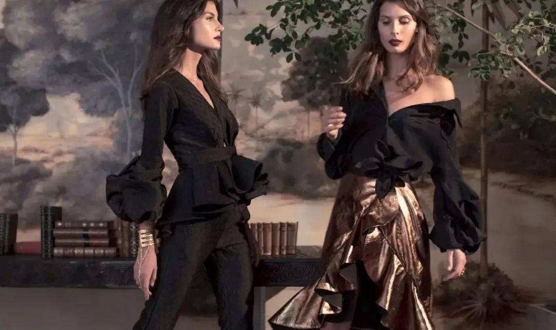 紧身裙|她说：＂女性最美的不是穿着性感紧身裙，而是向世人炫耀香肩和美颈的诱人时刻！＂