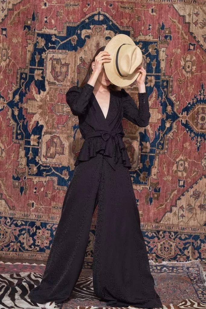 紧身裙|她说：＂女性最美的不是穿着性感紧身裙，而是向世人炫耀香肩和美颈的诱人时刻！＂