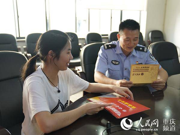 通知书|民警抱着女生赴考 被录取后拿通知书分享喜悦