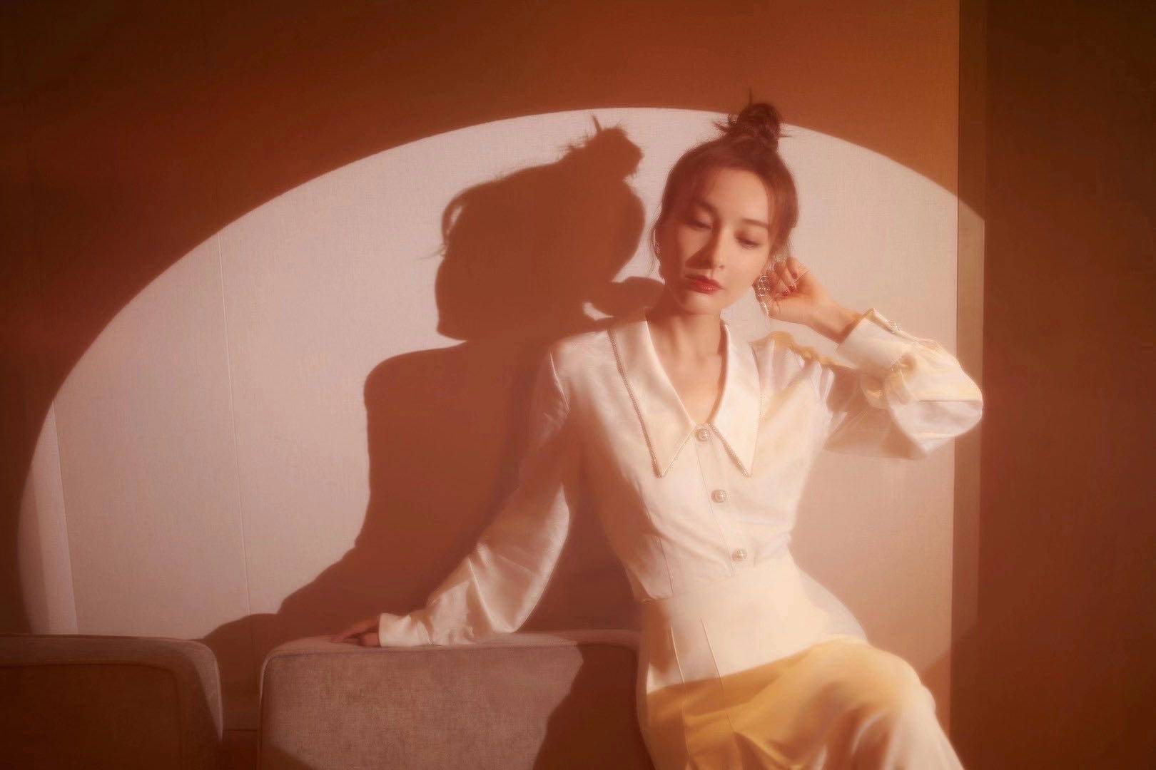吴昕|吴昕身着白色上衣 展现朦胧美!