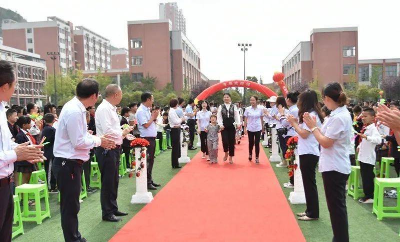 开蒙启智 立德明礼 ——毕节东辰实验学校举办一年级新生开笔礼仪式