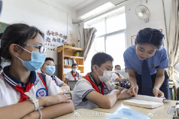 法治|小学里的法治课堂