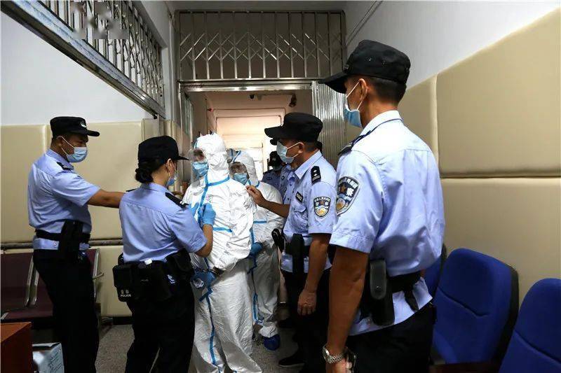 贺州一恶势力犯罪集团受审!5人穿着防护服出庭!