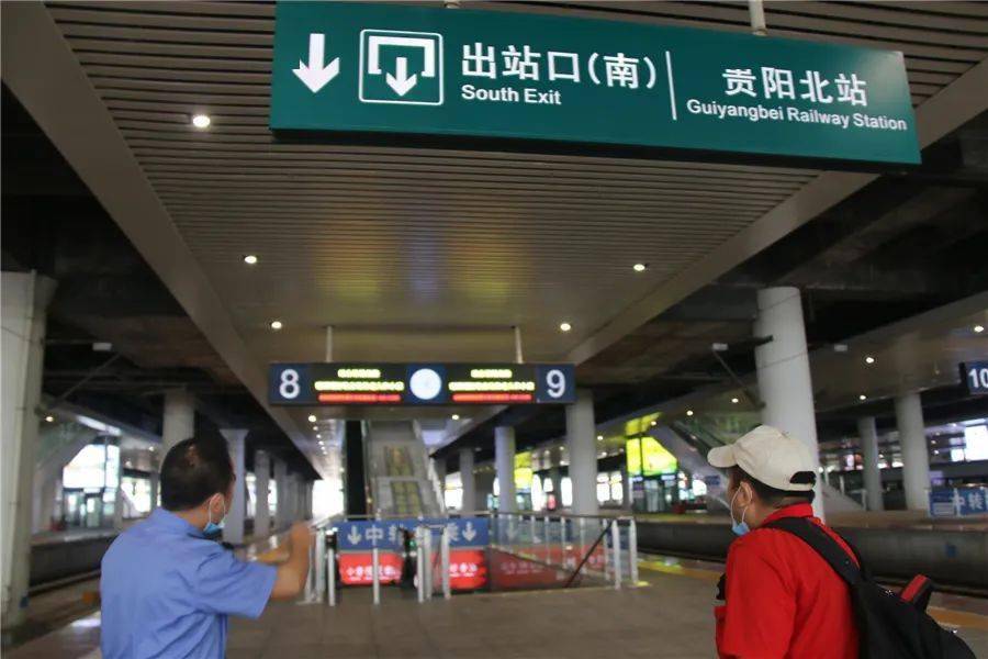 在贵阳北站站台上,看见  每隔几米就有一个带箭头指向的温馨提示