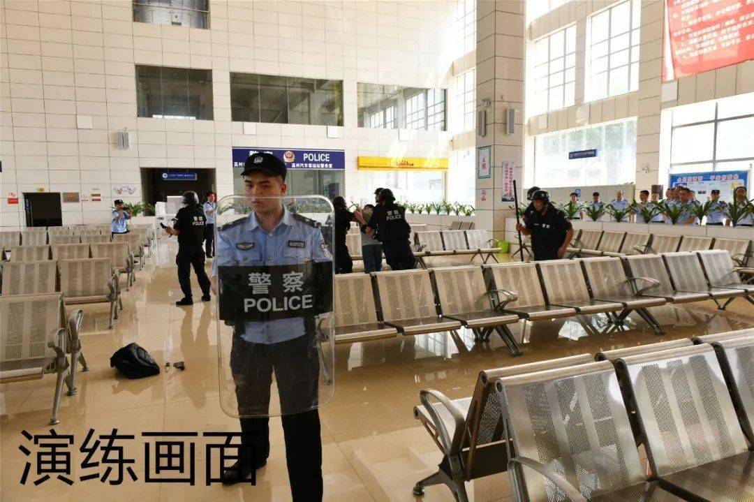 高州市公安局举行社会面巡逻防控突发事件处置演练暨全警实战大练兵
