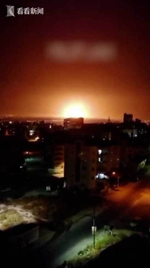 约旦军事弹药库电线短路爆炸 巨大火焰照亮夜空