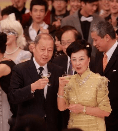 帝王|香港第一阔太：非帝王绿翡翠不戴，丧夫反赚100亿！就连四太见她都低头！