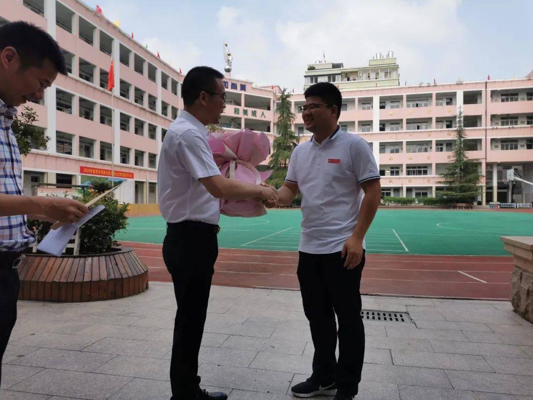 除了慰问学校与教师,陈鹏还对柳市五小,柳市黄华实验学校等学校的基础