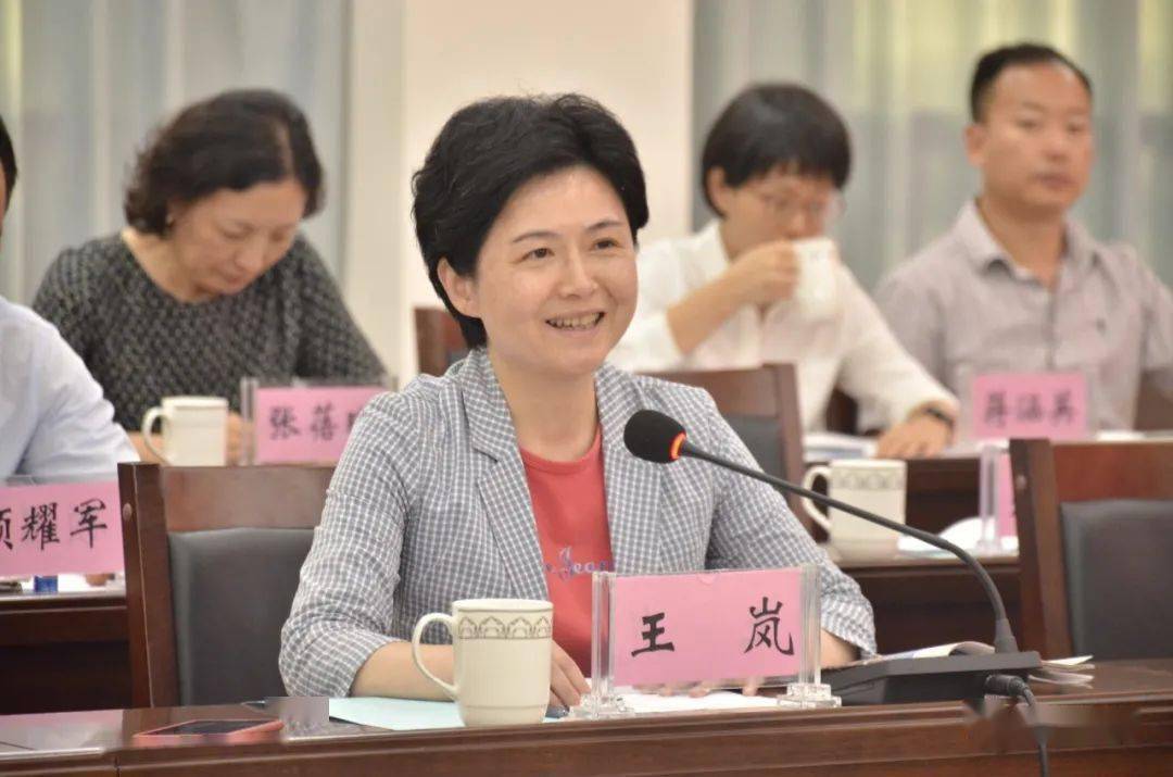 期间,王岚一行深入红河县宝华镇安庆村梯田鸭养殖基地,撒玛坝梯田景区