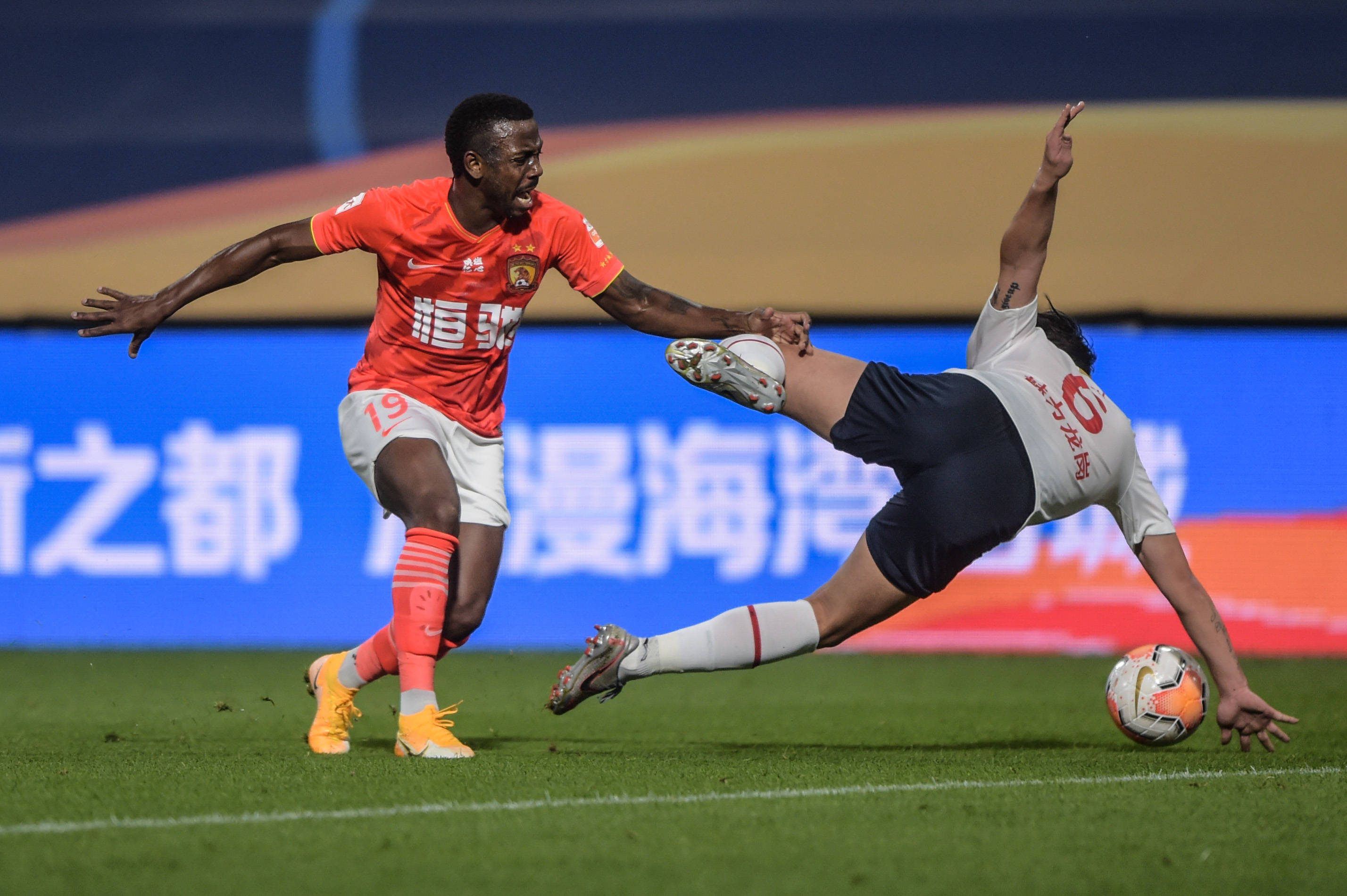 2019年2020年中超联赛排名8_数据回顾2020赛季中超联赛:球队火力衰减,U23迎来