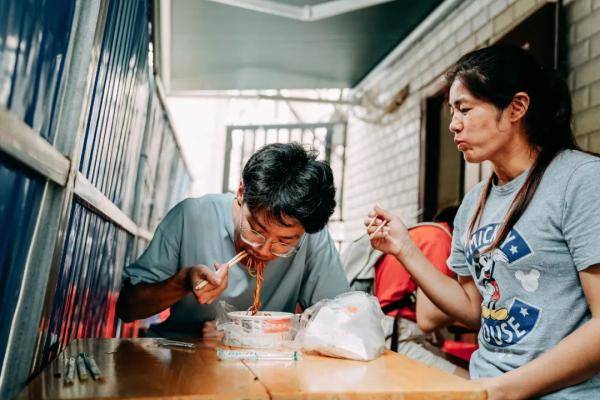 617分|防疫志愿者中的“母子兵”：儿子高考617分 母亲是穿梭江城的网约车司机