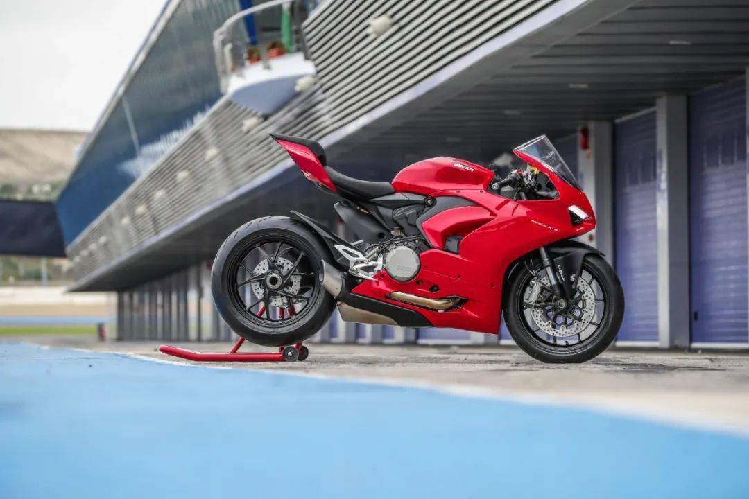 在杜卡迪panigale v2和雅马哈yzf-r1的选择中犯了难