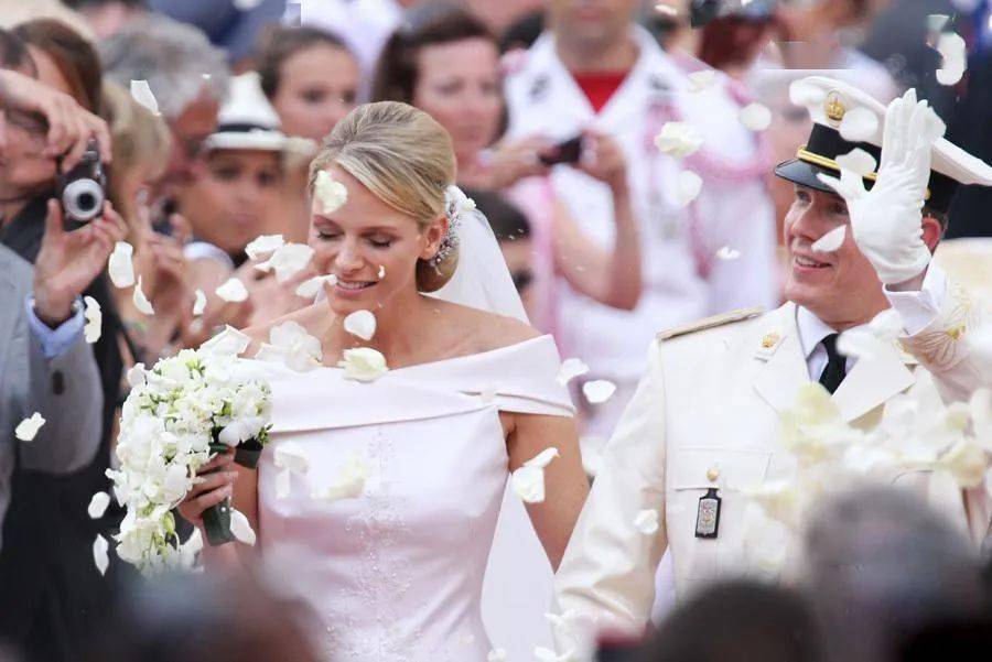 婚纱|巩俐差点当王妃？最终却输给更年轻的她？哭着穿上20000多颗珍珠婚纱…