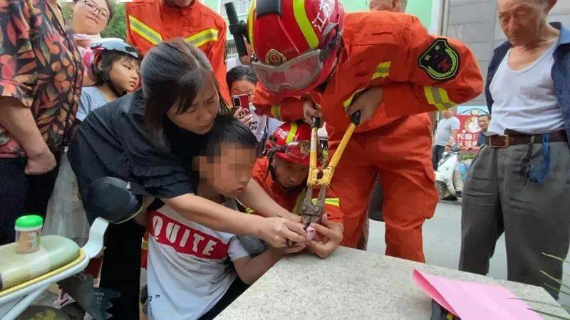 消防员|徐州“熊孩子”竟把手指卡在这里！消防员解救视频来了