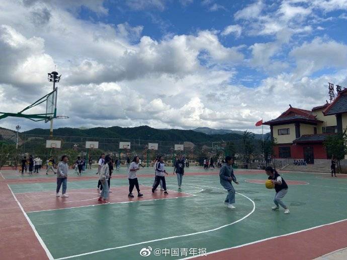 宁蒗县|学校建在县城中心地段学生背着土豆上学的日子一去不复返