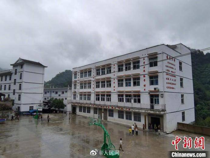 高排村|5年飞出36只“金凤凰”！贫困村最好的建筑是学校