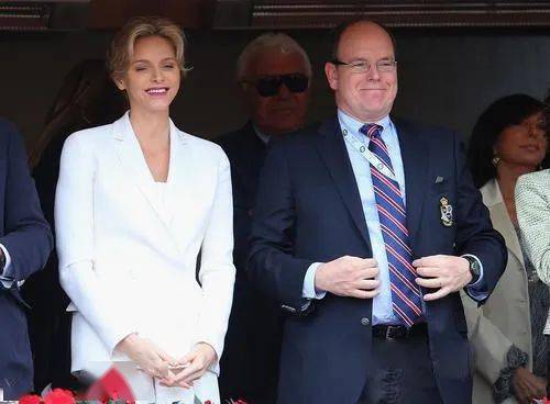 婚纱|巩俐差点当王妃？最终却输给更年轻的她？哭着穿上20000多颗珍珠婚纱…