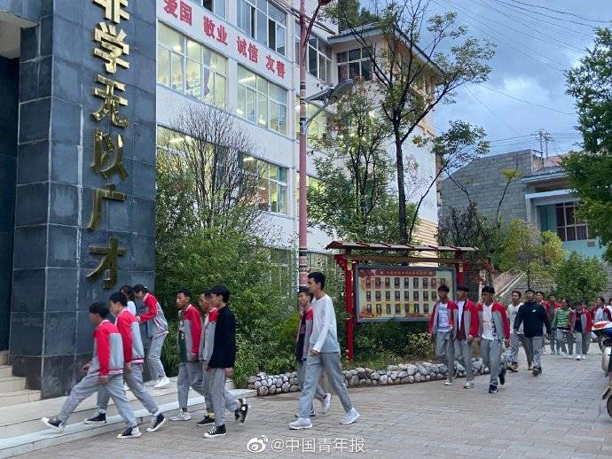 宁蒗县|学校建在县城中心地段学生背着土豆上学的日子一去不复返