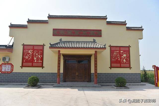 新农村美景如画,活动中心犹如花园,却不见休闲人