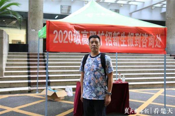 工作|46岁老爸上大学，向学霸女儿看齐