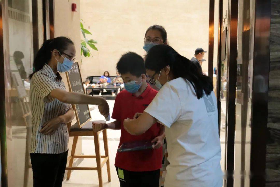 瞧这群孩子跟着鲁滨逊一起航海冒险去了鲁滨逊漂流记读剧会精彩回顾