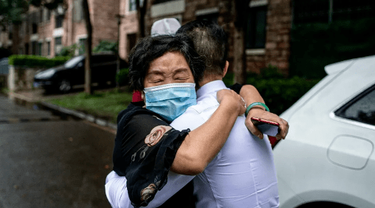 6个月|6个月后，这一幕太催泪了！援汉安徽医生为儿子拍了张照片
