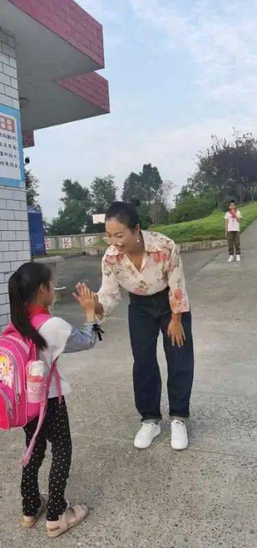 张晓春|湖南85后女校长4年与学生击掌16万次！每次学生都是跑着来！网友：天使在人间