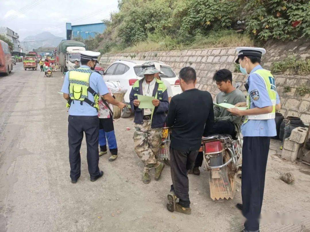 华宁交警组织开展公路沿线占道交易柑橘交通安全宣传教育筑牢交通事故