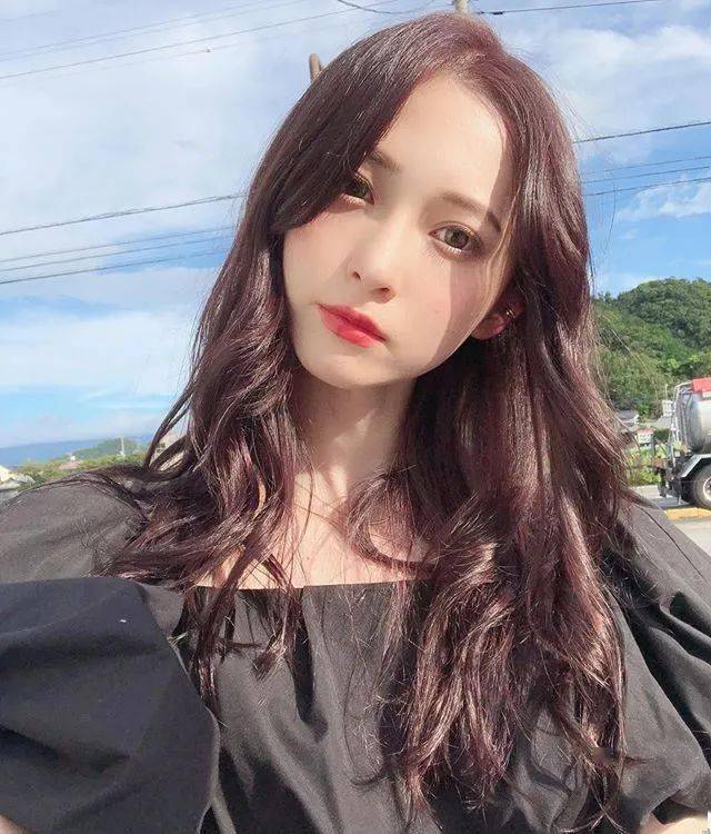 棕色|虞书欣和李圣经双双换上神仙发色，秋冬最显肤白发色你get了吗？