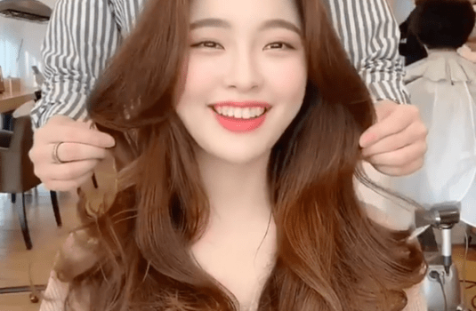 棕色|虞书欣和李圣经双双换上神仙发色，秋冬最显肤白发色你get了吗？