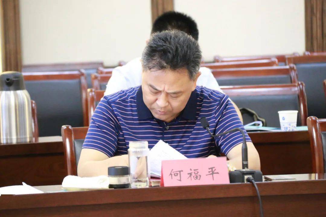 何福平向调研组汇报了如皋市在推进户外广告试点工作方面的举措和成效