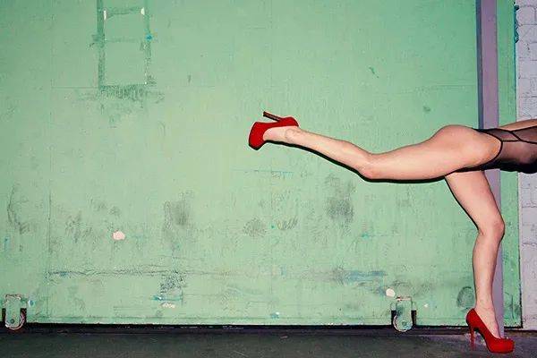 高跟鞋|100张大师镜头下危险迷人的高跟鞋